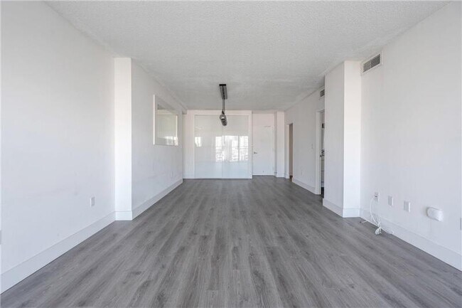 Building Photo - 300 Bayview Dr