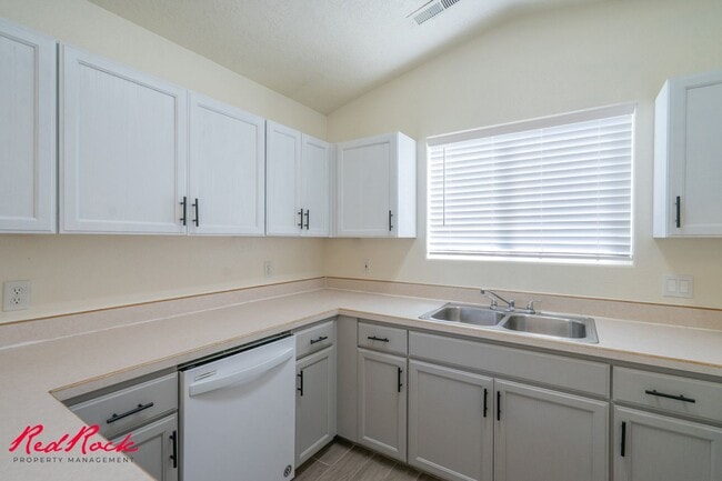 Building Photo - Dog Friendly! 3 Bedroom Single-Level Condo...