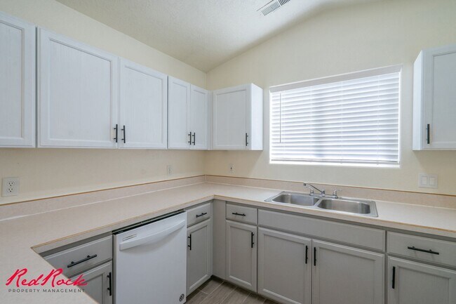 Building Photo - Small Dog Friendly! 3 Bedroom Single-Level...