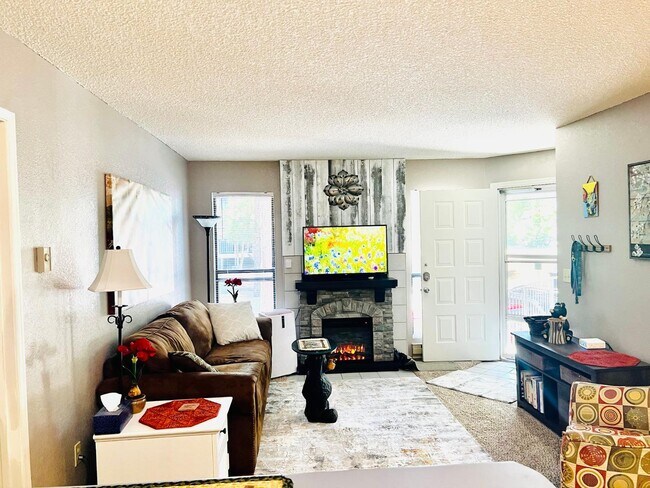 Building Photo - 2600 S White Mountain Rd