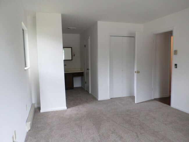 Building Photo - 913 Toms Creek Rd