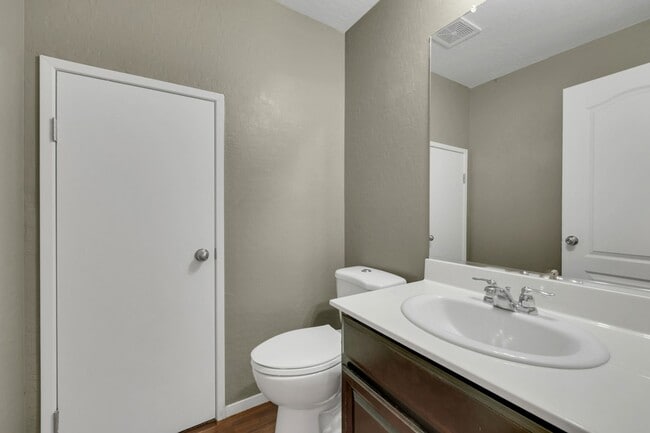Building Photo - 3 bed/2.5 bath perfect corner home