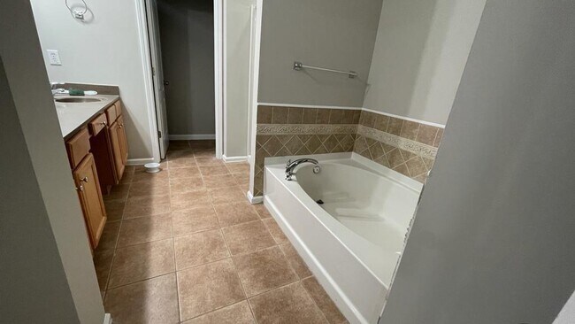 Master Bath - 1022 Firethorne Pass