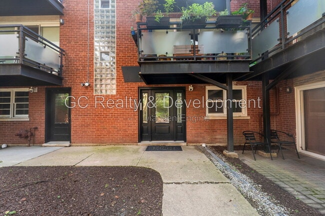 Building Photo - 6429 N Damen Ave