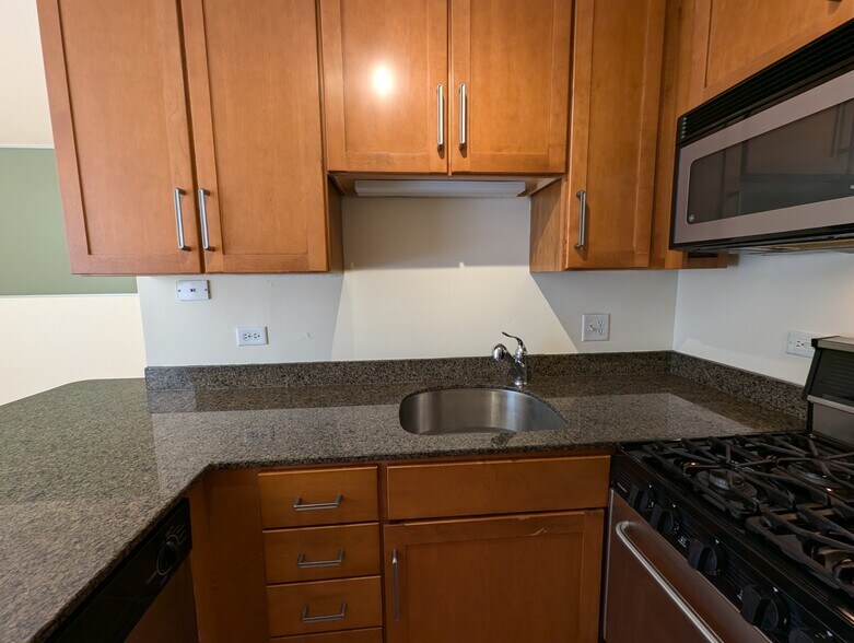 Building Photo - 630 W Wrightwood Ave