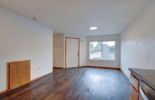 Building Photo - Spacious 3bd 2.5ba Unit in 4Plex - Avail. Now!