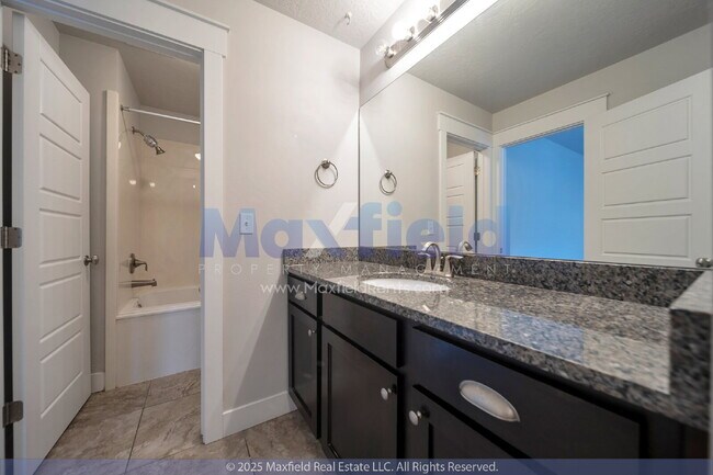 Building Photo - Small Pet Friendly - 3BD 2BTH 2GAR - Center Street/700 W Near TopGolf