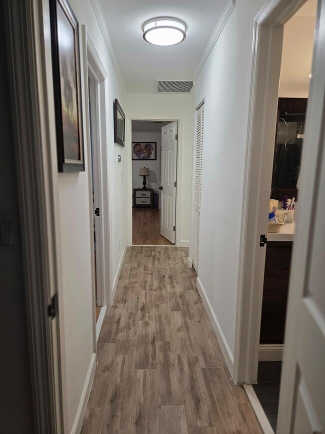 Building Photo - 810 Sandtree Dr