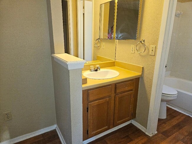 Building Photo - 805 Lexington Rd