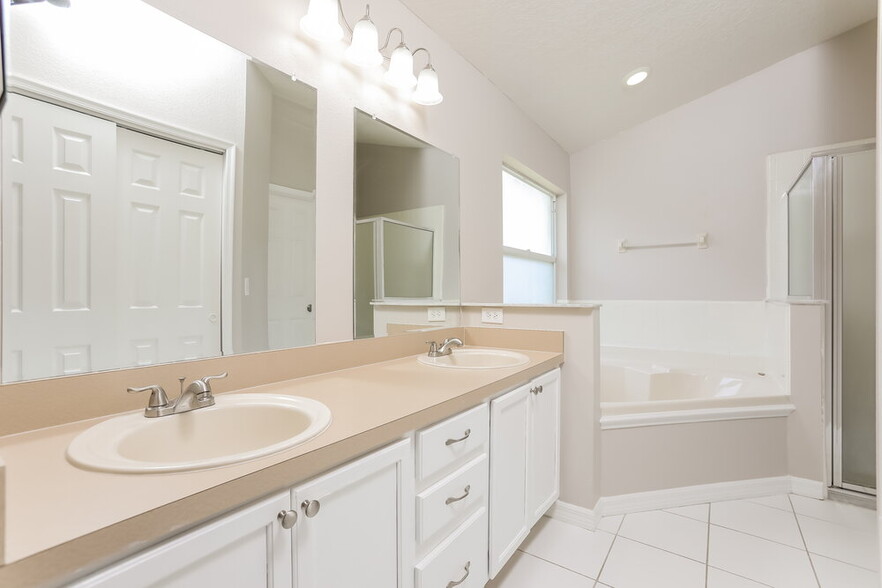 Building Photo - 7920 Oakstone Ct