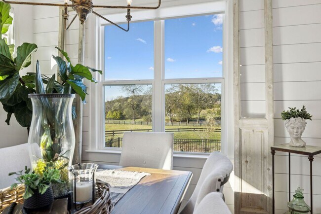 Building Photo - Luxurious living space *Fully furnished an...