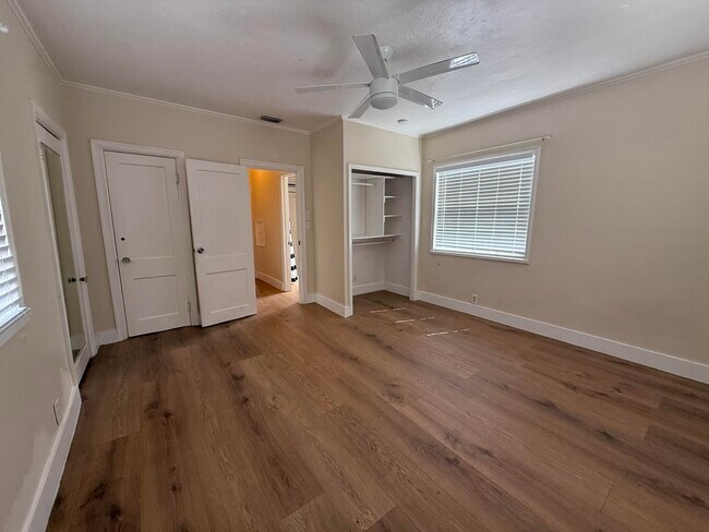 Building Photo - 359 Greenbriar Dr