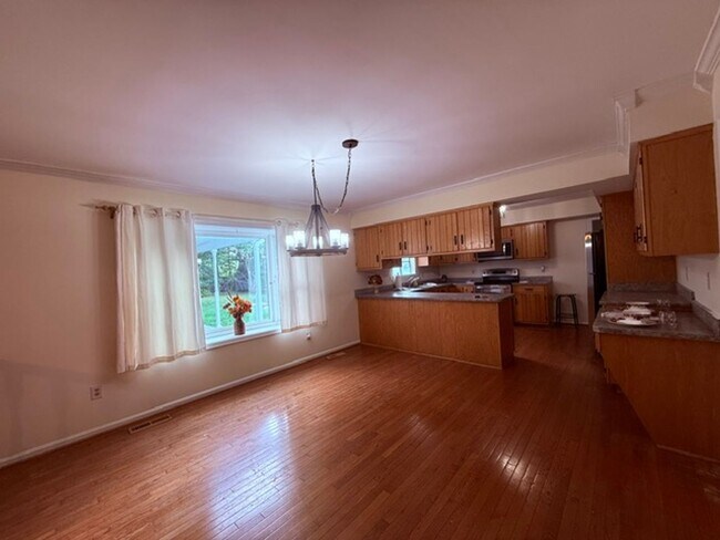 Building Photo - 2788 Pinewood Dr
