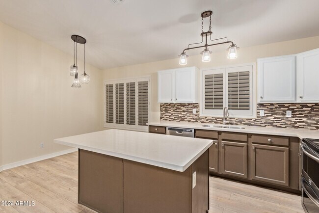Building Photo - 3211 E Kristal Way