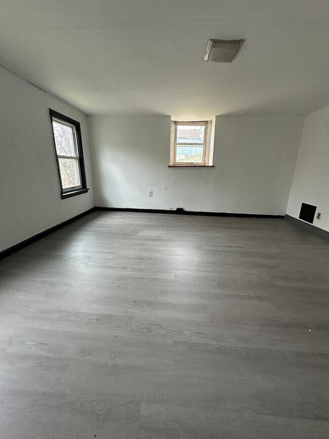 Building Photo - Three Bedroom Single Family House