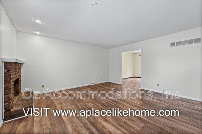 Building Photo - 608 E 78th St