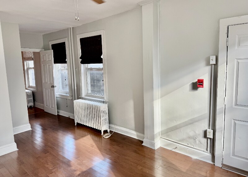 Building Photo - 302 Dickinson St