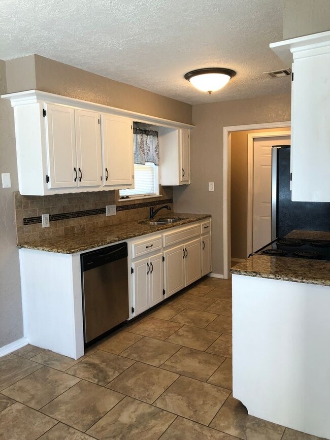 Building Photo - 5510 NW Cottonwood Dr