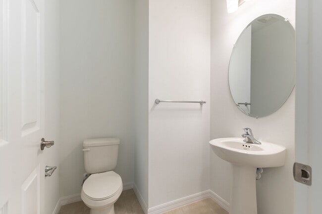 Building Photo - Beautiful Modern Town Home with Water Fron...