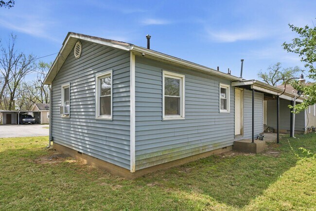 Building Photo - 1 Bedroom | 1 Bathroom | House with Carport | Located on a Quiet Street| Lawn Care and Trash Incl...