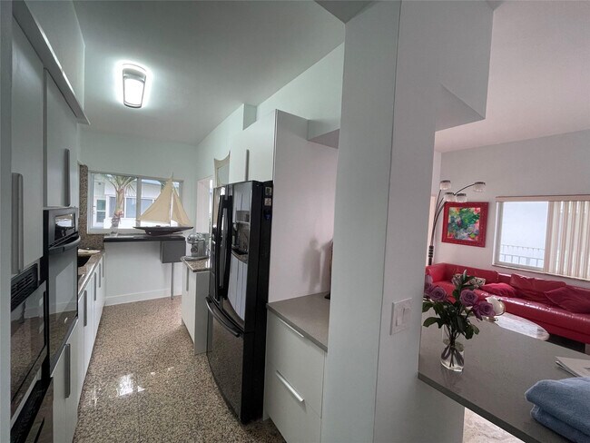 Building Photo - 425 Bayshore Dr