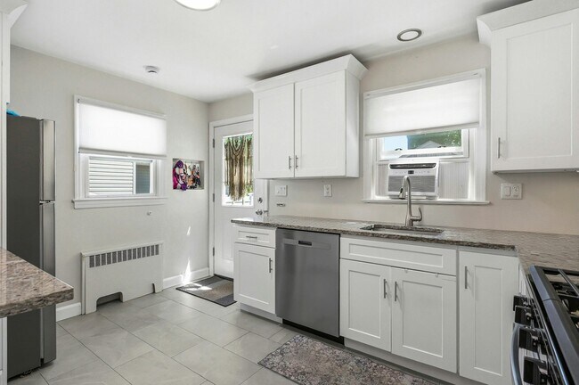 Building Photo - 135 Woolsey Ave