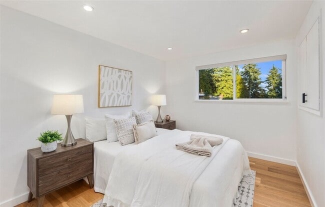 Building Photo - 201 165th Ave NE