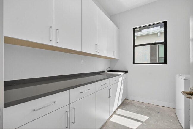 Building Photo - 10026 Skyloft St