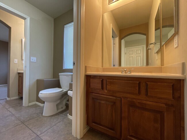 Building Photo - Spacious 3-Bedroom Home in the Northwest L...