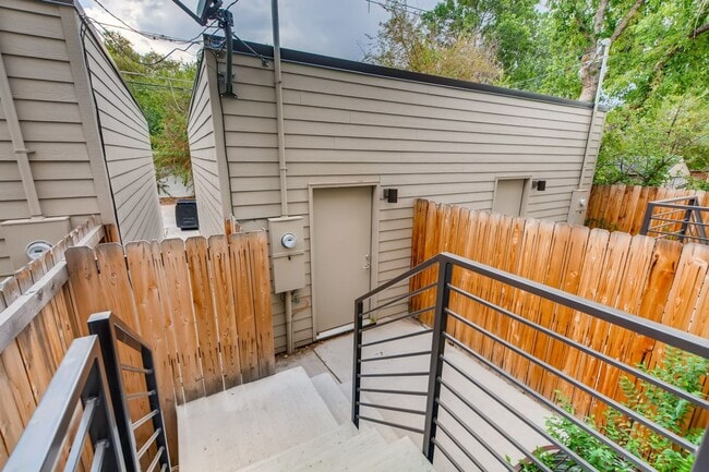 Building Photo - High Street Townhomes 3 bedroom unit with ...