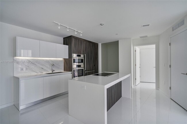 Building Photo - 851 NE 1st Ave