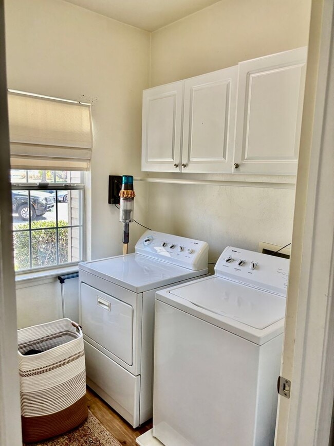 Building Photo - 3 bedroom/2.5 bathroom- Lake Cambridge- Kiln Creek