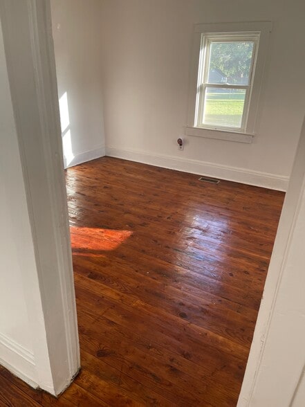 Bedroom - 325 Pine St