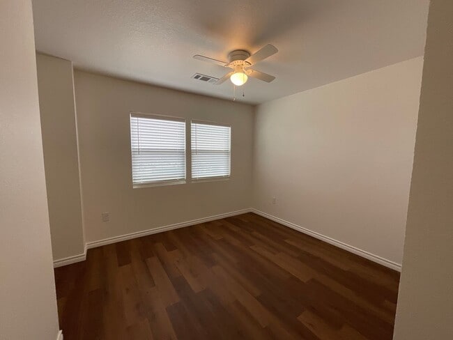 Building Photo - **Move in Special**Available Now!! Beautif...
