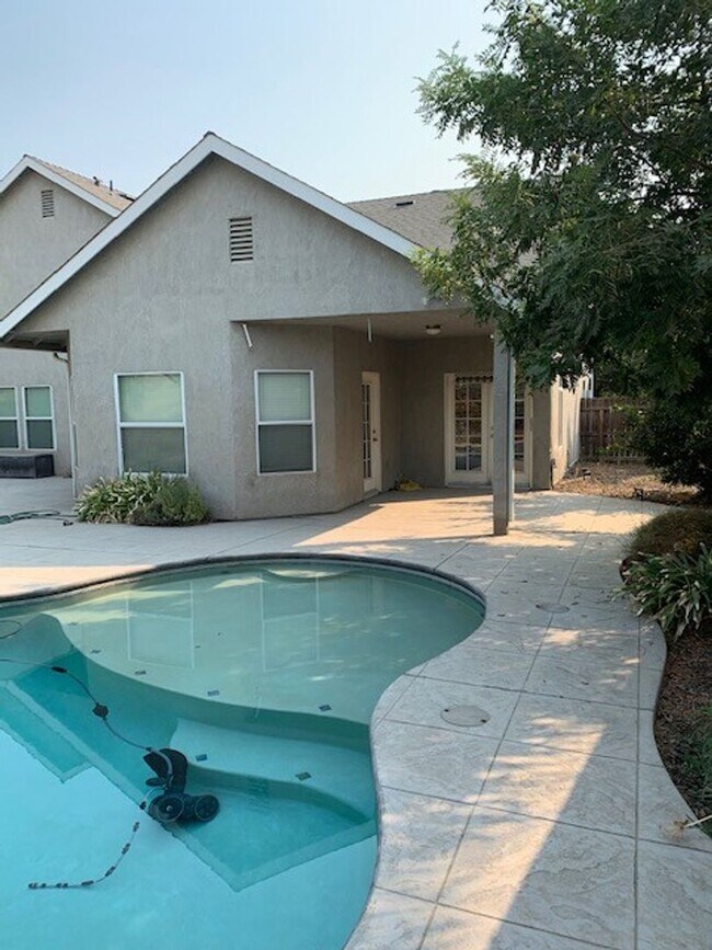 Building Photo - 5 Bedroom 3 Bath Home Available NOW!