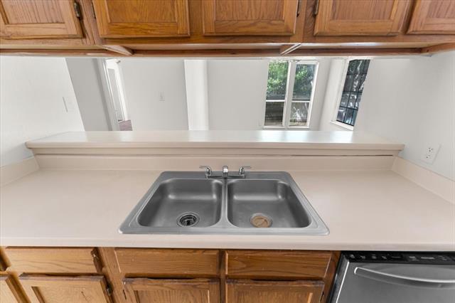 Building Photo - 9621 Walnut St