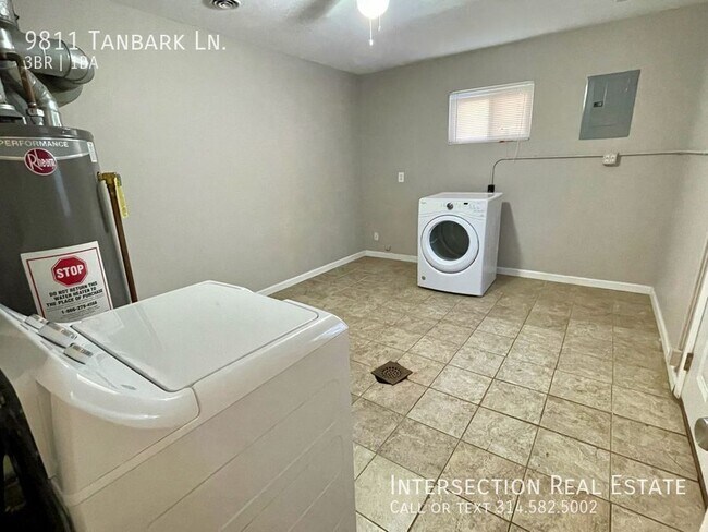 Building Photo - 9811 Tanbark Ln