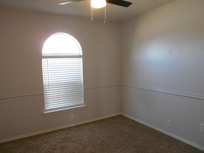 Building Photo - 3/2/2 near Earl Crow Park