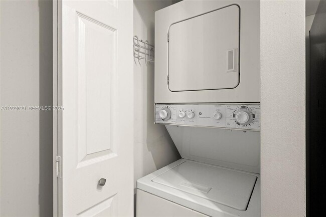 Building Photo - 1155 Brickell Bay Dr