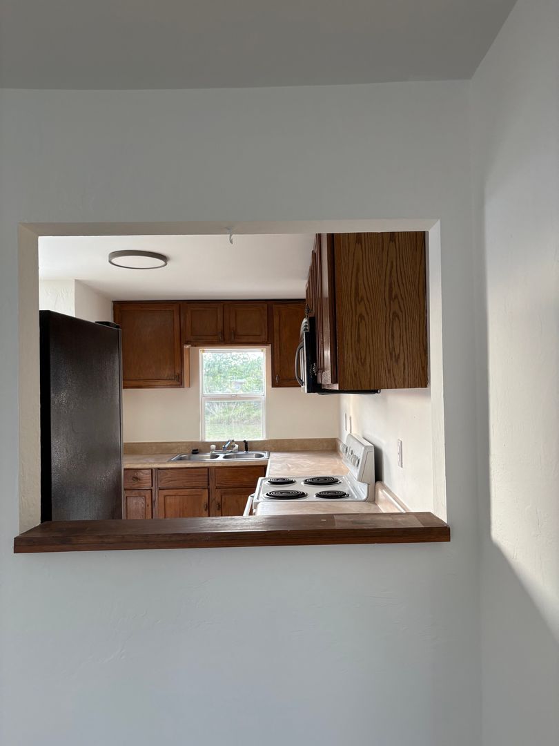 Building Photo - Spacious 2/2 with a garage available until end of December