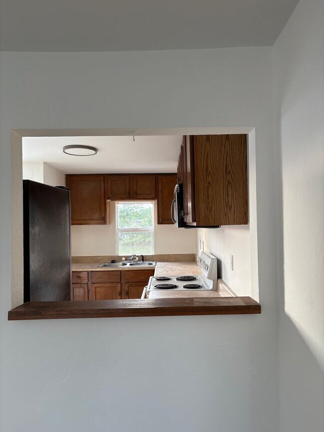 Building Photo - Spacious 2/2 with a garage available until AUGUST