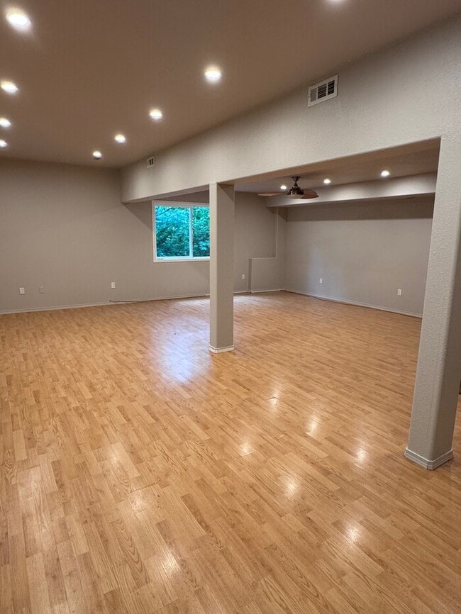Building Photo - Spacious 4 Bed Home Backing to Private Woodland Trails! Finished Basement, Large Deck, Office, Pe...