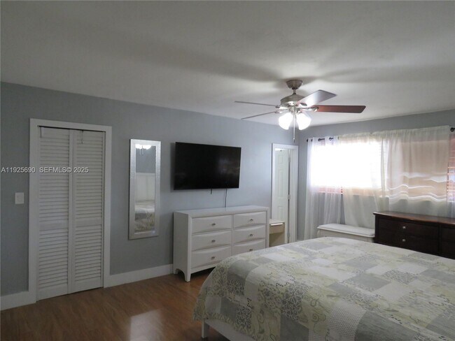 Building Photo - 11840 NE 19th Dr