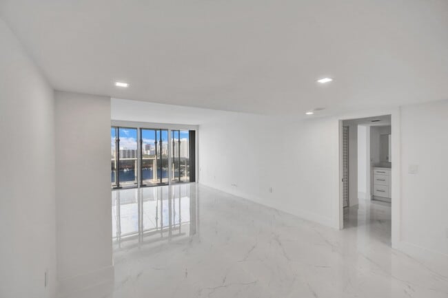Building Photo - 3625 N Country Club Dr