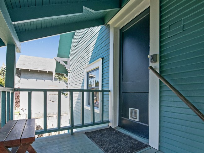 Building Photo - 5265 NE 14th Pl