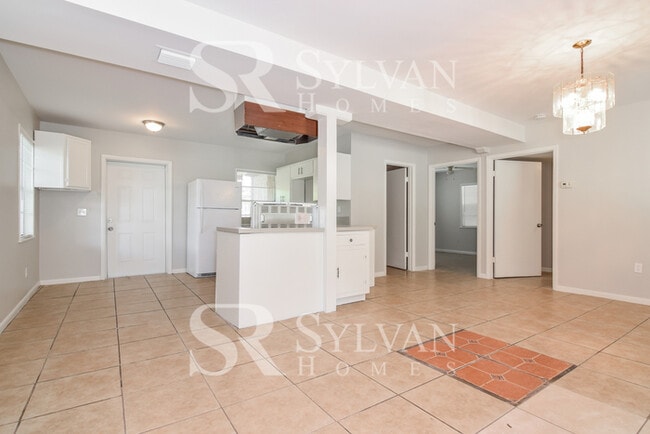 Building Photo - Discover Your Sunshine Oasis