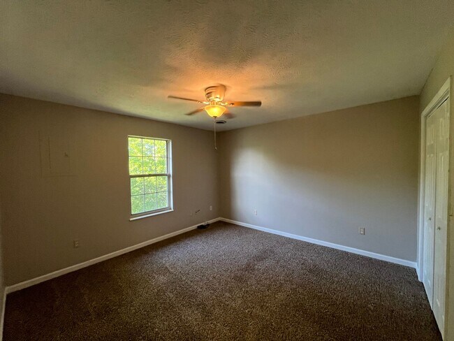 Building Photo - 1611 Meadow Spring Dr