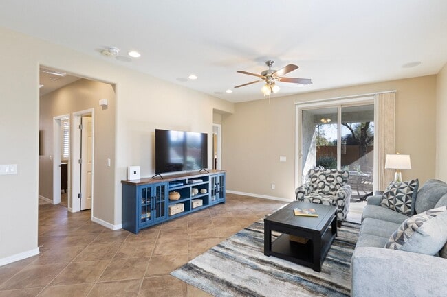 Building Photo - Stunning 2 bed 2 bath within walking distance to community center!