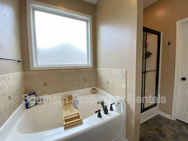 Building Photo - 463 Juno Dr