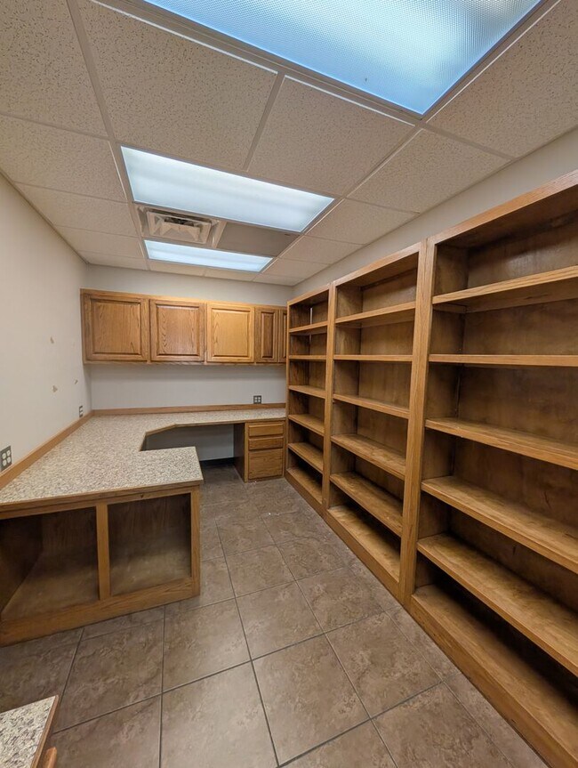 Building Photo - Prime Professional Medical/Office Space in Pryor